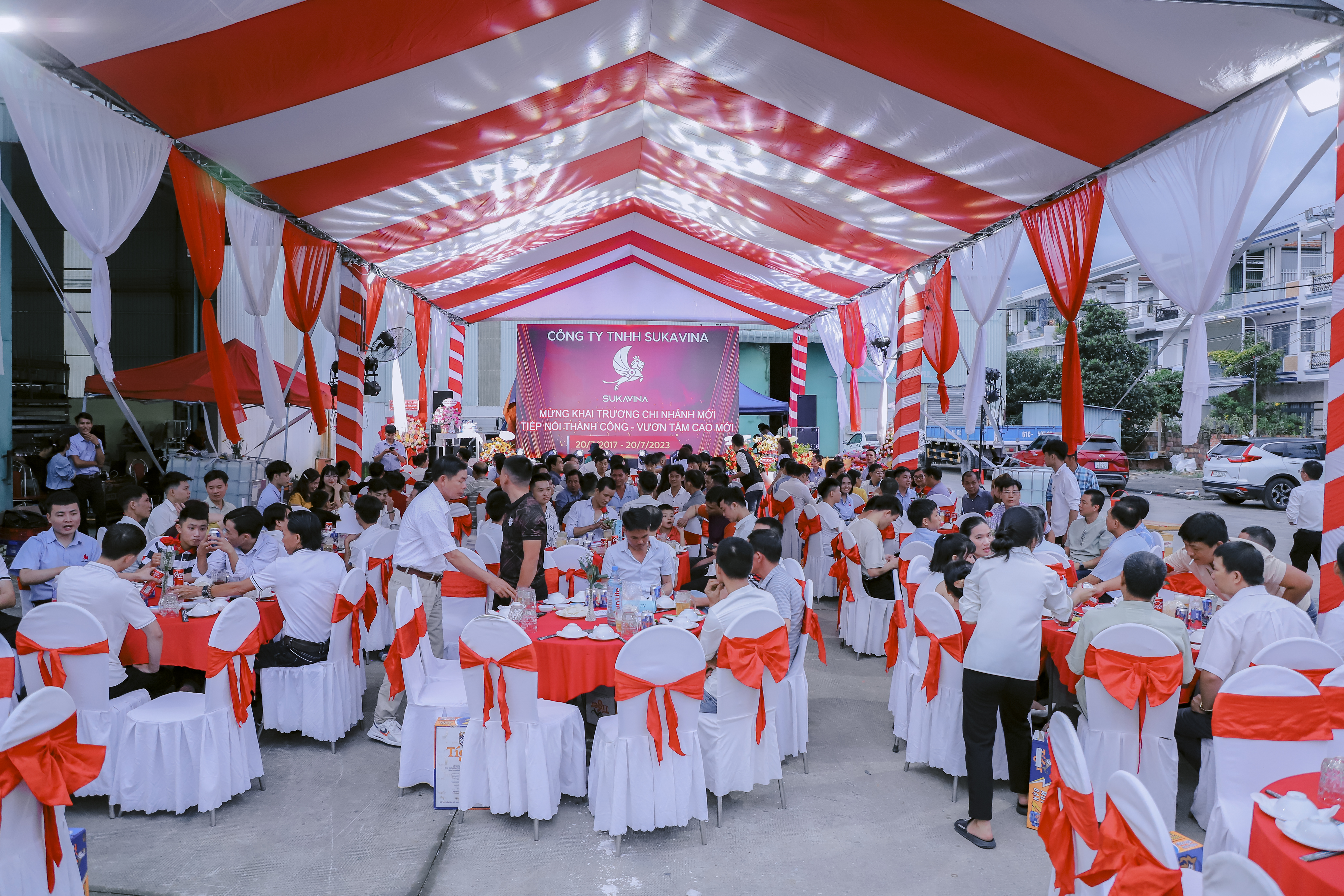 sukavina-tung-bung-khai-truong-chi-nhanh-moi-chang-duong-6-nam-vuon-minh (7).jpg (6.81 MB)