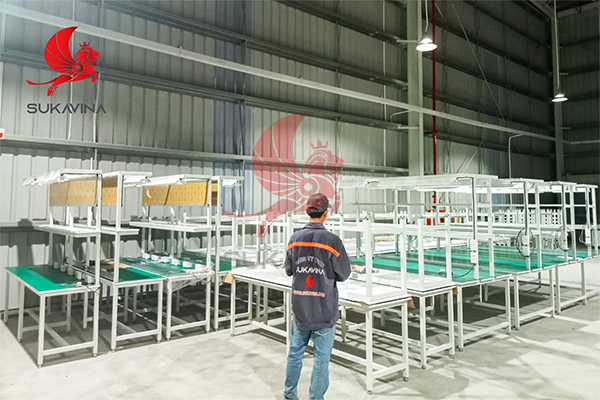 Sukavina lắp đặt b&agrave;n thao t&aacute;c nh&agrave; xưởng