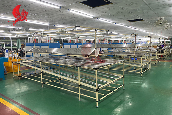 b&agrave;n thao t&aacute;c c&oacute; gi&aacute; con lăn nhựa 