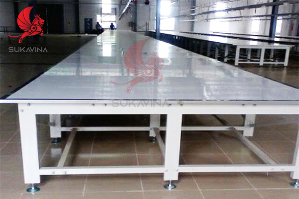 Gia c&ocirc;ng b&agrave;n cắt vải Sukavina