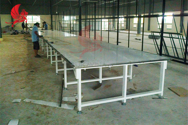 Gia c&ocirc;ng b&agrave;n cắt vải Sukavina