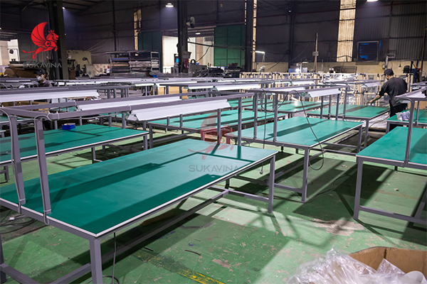 Workbench công nghiệp trong nhà máy sản xuất hiện đại của Sukavina workbench-ban-thao-tac-cong-nghiep 3.jpg (282 KB)