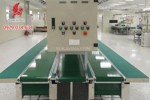 Bàn thao tác có băng chuyền pvc
