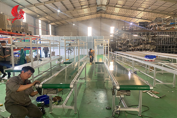 Băng tải dây đai khác gì băng tải xích, băng tải con lăn? So sánh chi tiết