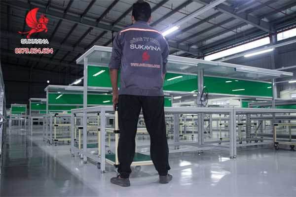 Mẹo tối ưu hóa năng suất và đẩy nhanh quá trình làm việc trong nhà xưởng với bàn thao tác công nghiệp.