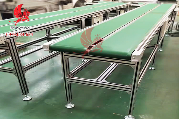 SO SÁNH BĂNG TẢI CAO SU VÀ BĂNG TẢI PVC – NÊN CHỌN LOẠI NÀO CHO NHÀ XƯỞNG CỦA BẠN?