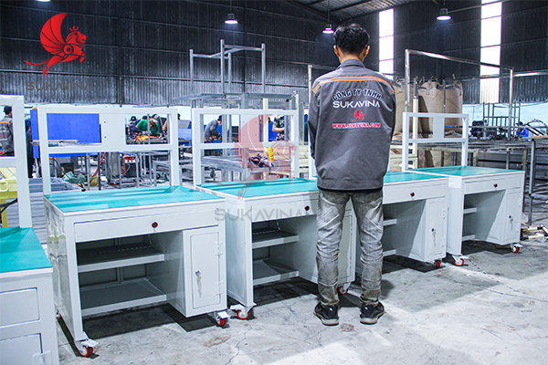 ỨNG DỤNG CỦA BÀN THAO TÁC ĐA NĂNG CÓ BÁNH XE TRONG SẢN XUẤT HIỆN ĐẠI